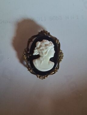 Classic Vintage Black and White Cameo Brooch - Elegant Women's Jewelry
